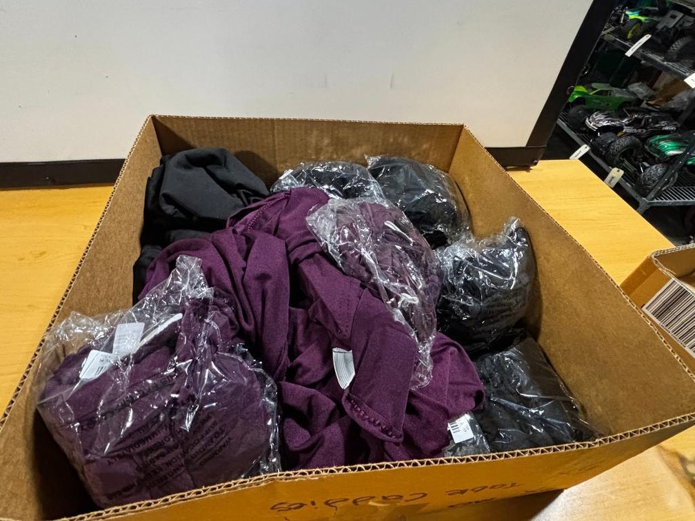 22 Banquet Chair Covers, 16 Black, 6 Purple