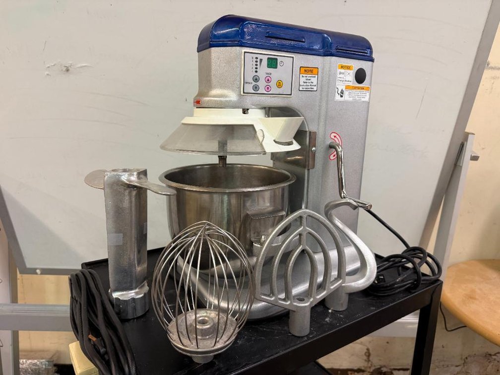 Vollrath Model MIX1007 Food Mixer, Stand Mixer w/ Bowl, 3 Attachments, Works Great