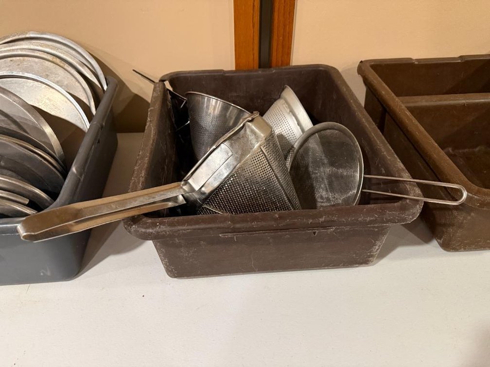 Bus Tub w/ Colanders