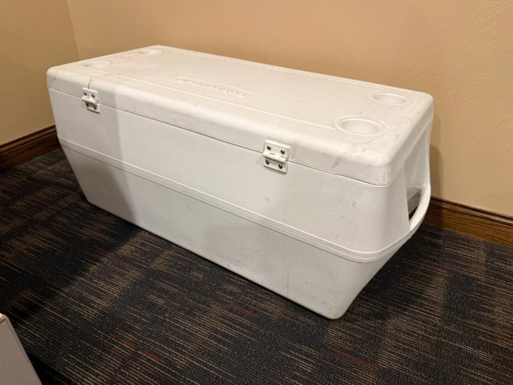 Rubbermaid Cooler