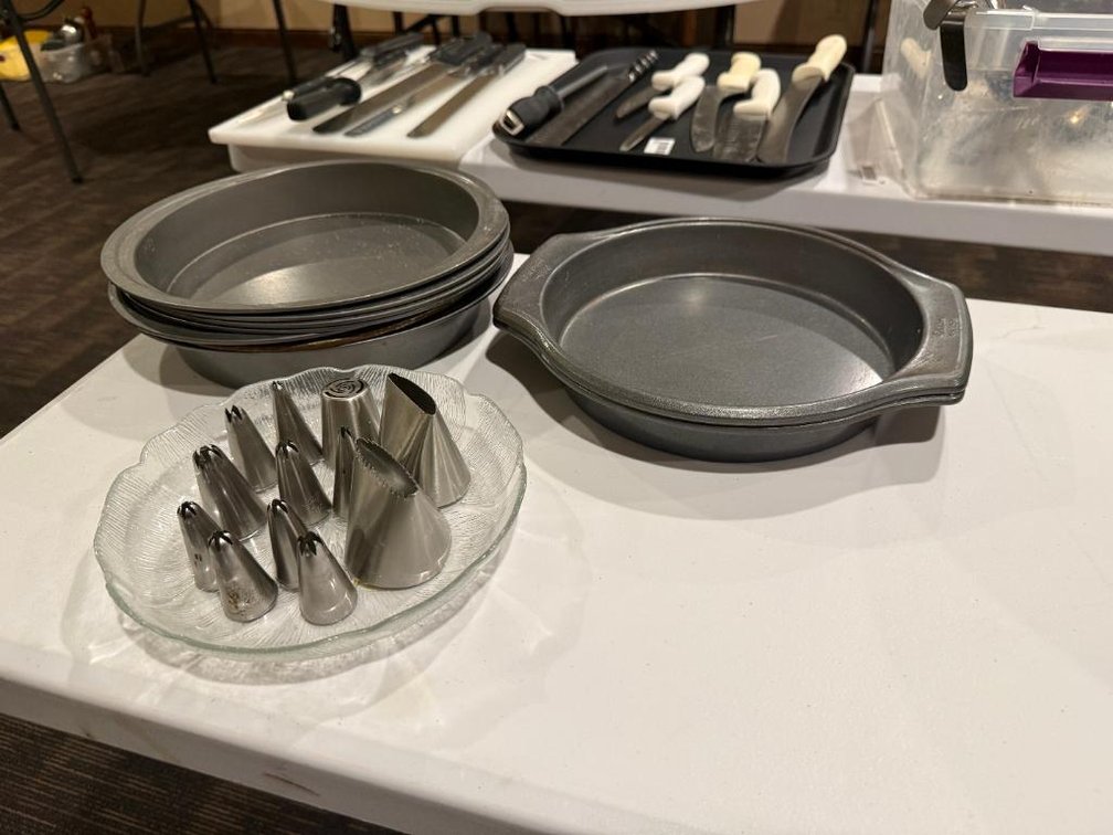 Round Baking Pans and Some Cake Decorating Tips
