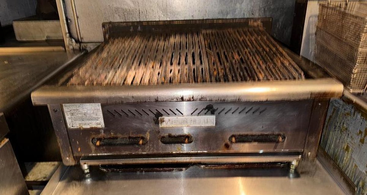 Rankin-Delux Model RB-830 Natural Gas Charbroiler 24in x 26in Cook Surface