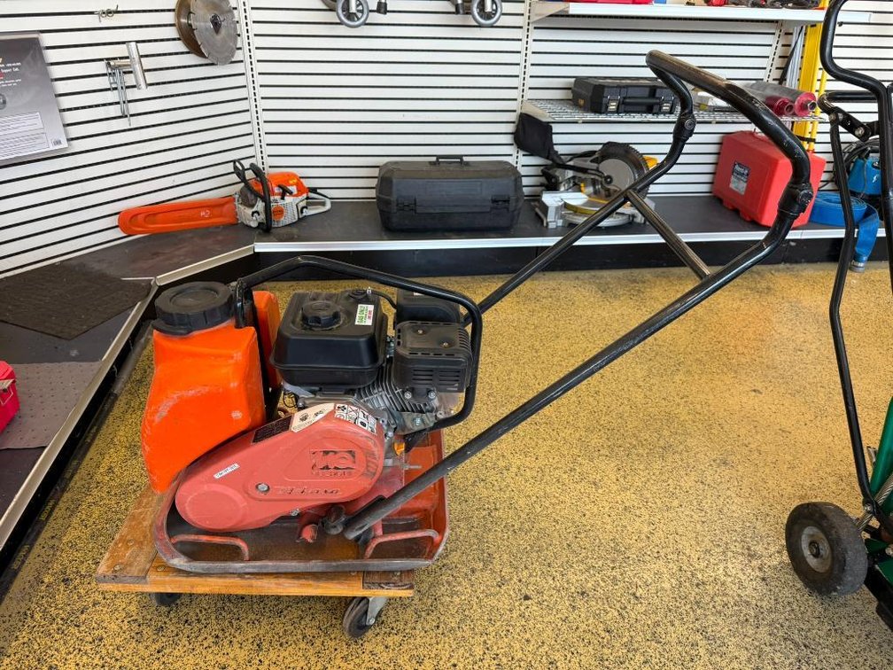 MQ Mikasa Sangyo Model MVC-82VHW Multiquip Plate Compactor / Packer