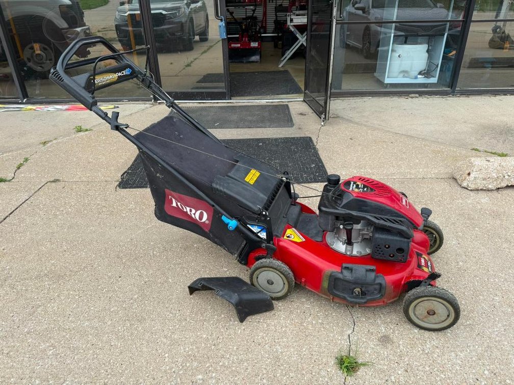 Toro Personal Pace Gas Lawnmower, Self-Propelled, w/ Bagger and Mulch Plug