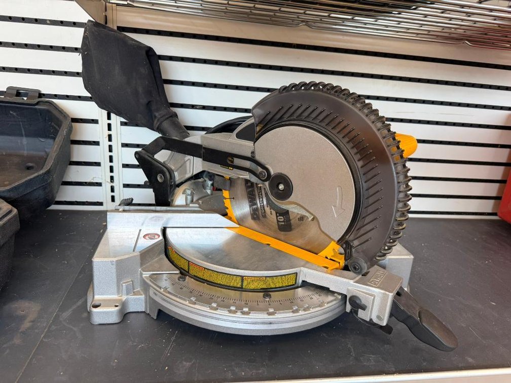 DeWalt DW713, 10in Compound Miter Saw