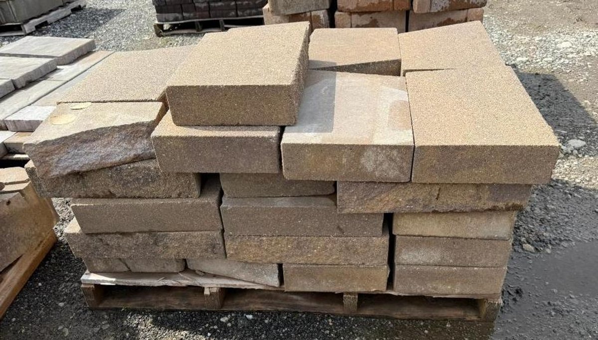 Pallet of Landscaping / Retaining Wall Blocks