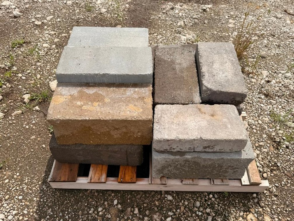 Pallet of Landscaping Blocks / Wall Block