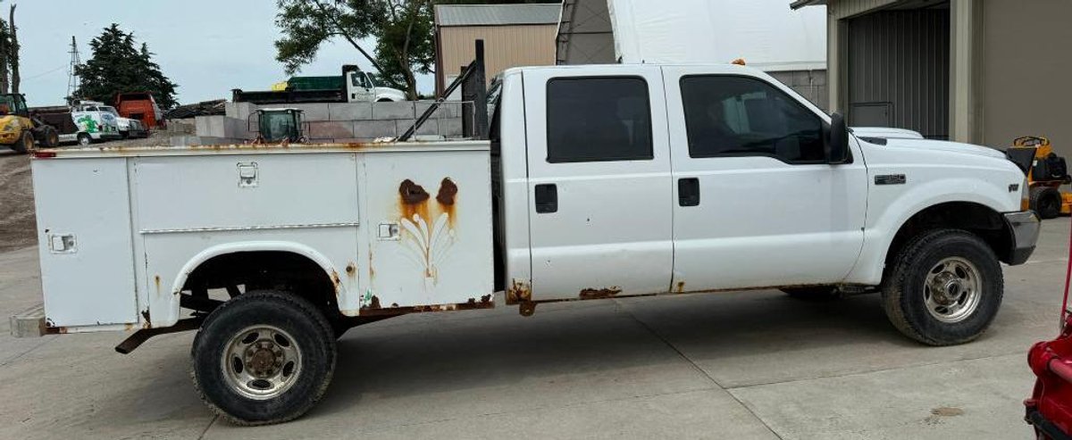 2004 Ford F-350, 6.8L 10 Cylinder, 4WD, Gas, Toolbox, VIN: 1FTSW31S04EE07656, 273,291 Miles, RUNS