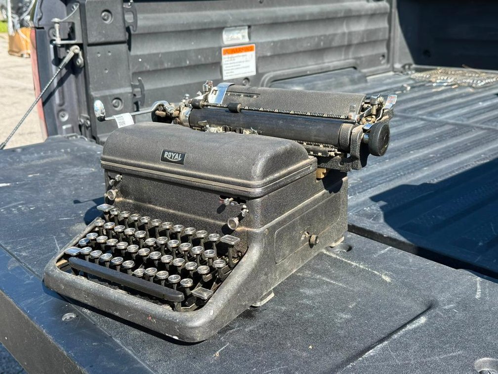 Vintage Royal Typewriter Co. Typewriter w/ Glass Keys