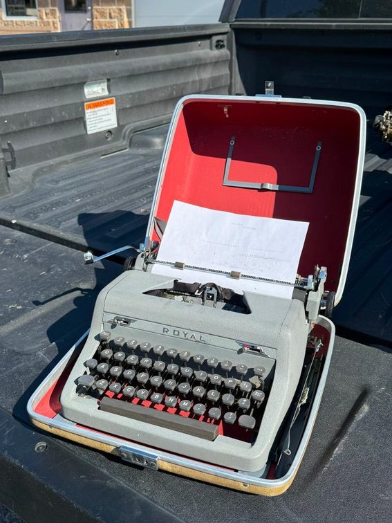 Vintage Royal Typewriter Co. Typewriter w/ Case