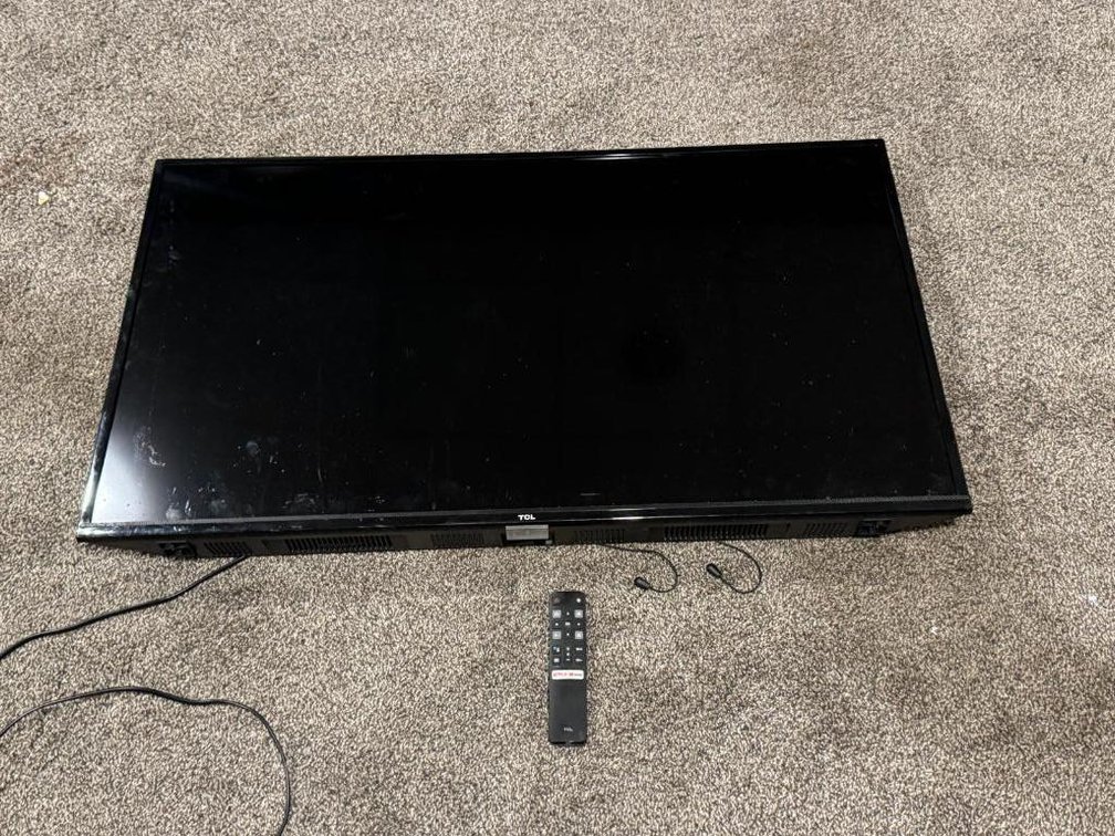 TCL 40in TV, 40S330, Mfg. Aug. 2020 - Wall-Mount w/ Remote