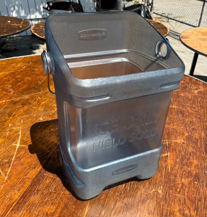 Rubbermaid 5.5 Gallon Ice Bucket