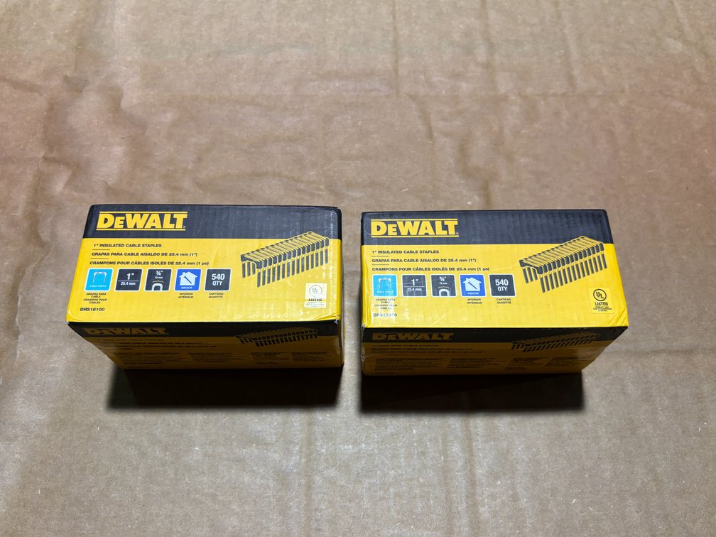 (2) DeWalt 1" Insulated Cable Staples 540 Counts DRS18100