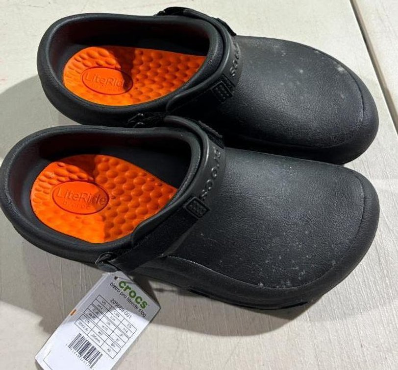 Crocs Men's 10, Women's 12