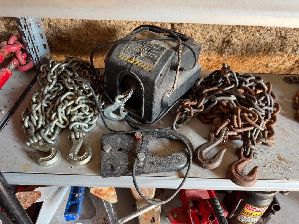 Electric Winch 2,000lb and Log Chains
