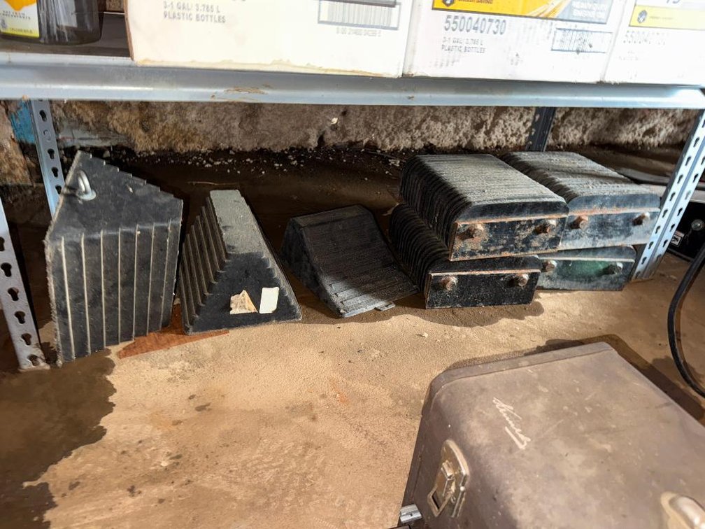 Various Rubber Wheel Chocks and Truck Rubber Bumpers