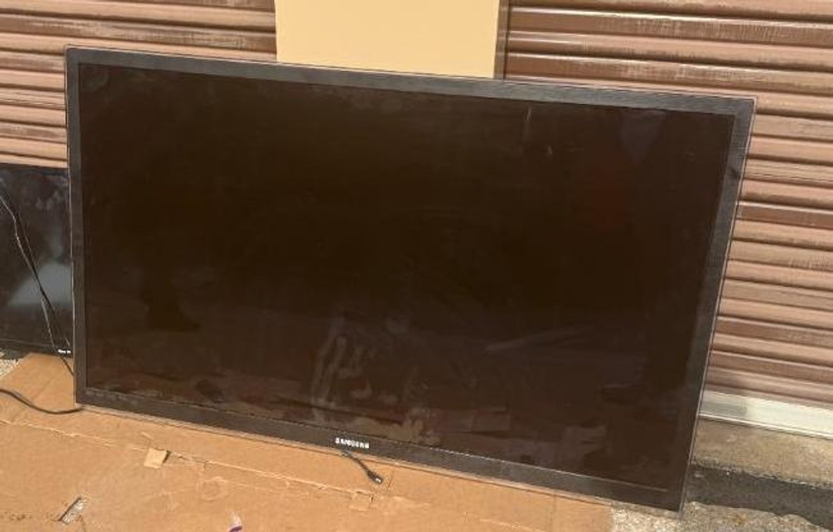 Samsung UN55C6500 TV,  55in Wall-Mount w/ Bracket, Mfg. Sept. 2010, No Remote