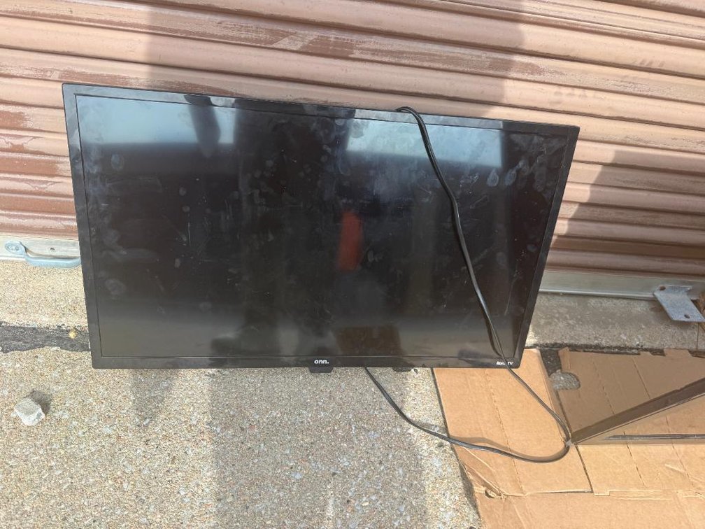 ONN. Roku TV Model 100012589, 32in LED TV w/ Wall-Mount Bracket, No Remote