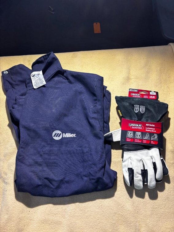 Miller 2XL Welding Jacket and Pair of Lincoln Electric MX Series Gloves, 2XL