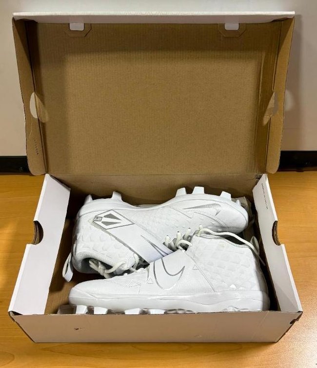 New Men's Nike Size 11 Football / Baseball Cleats