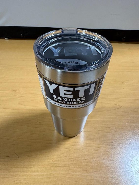 New YETI Stainless Steel 30oz Rambler Tumbler w/ Lid