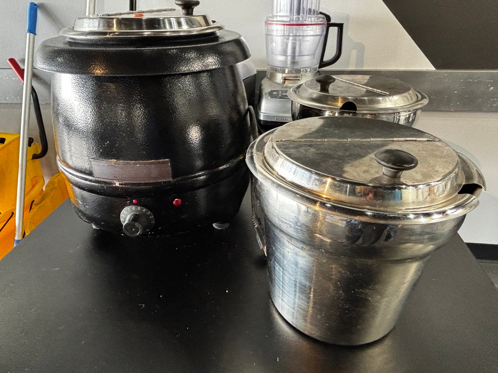 WINCO Commercial Soup Warmer Model: ESW-66 w/ 3 Soup Inserts ea. w/ Hinged Lids