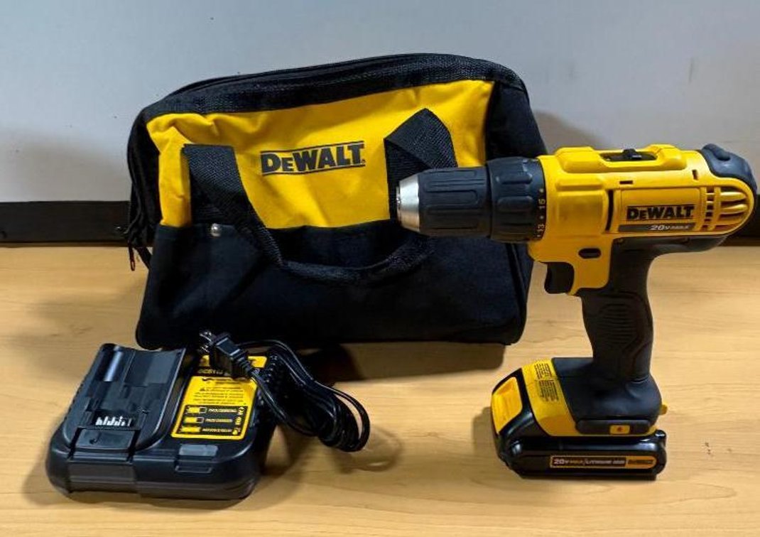 DeWalt 20v Lithium Ion Drill/Driver w/ Matching Tool Bag, Battery & Charger & Drill