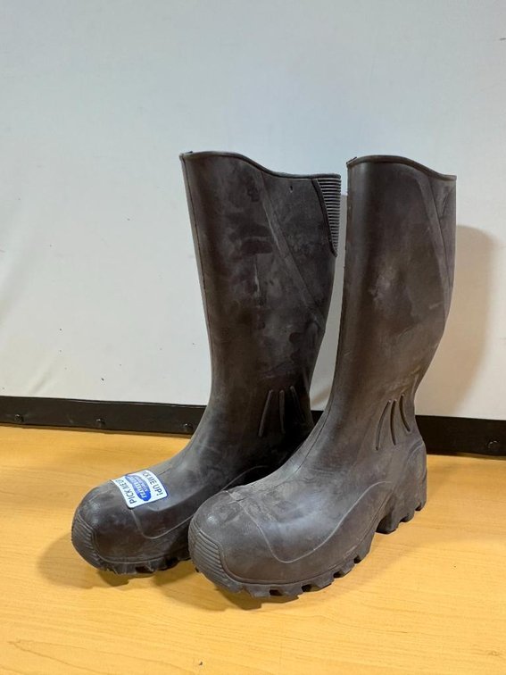 Size Ten OSCA Rubber Over Boots