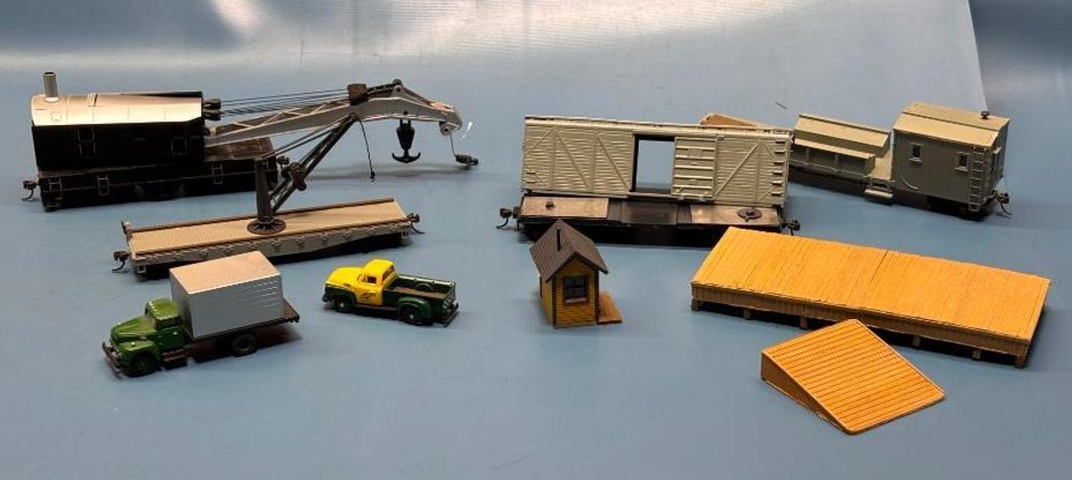 HO Scale Model Train Accessories - Flatbed Car, Boxcar, Shed, etc
