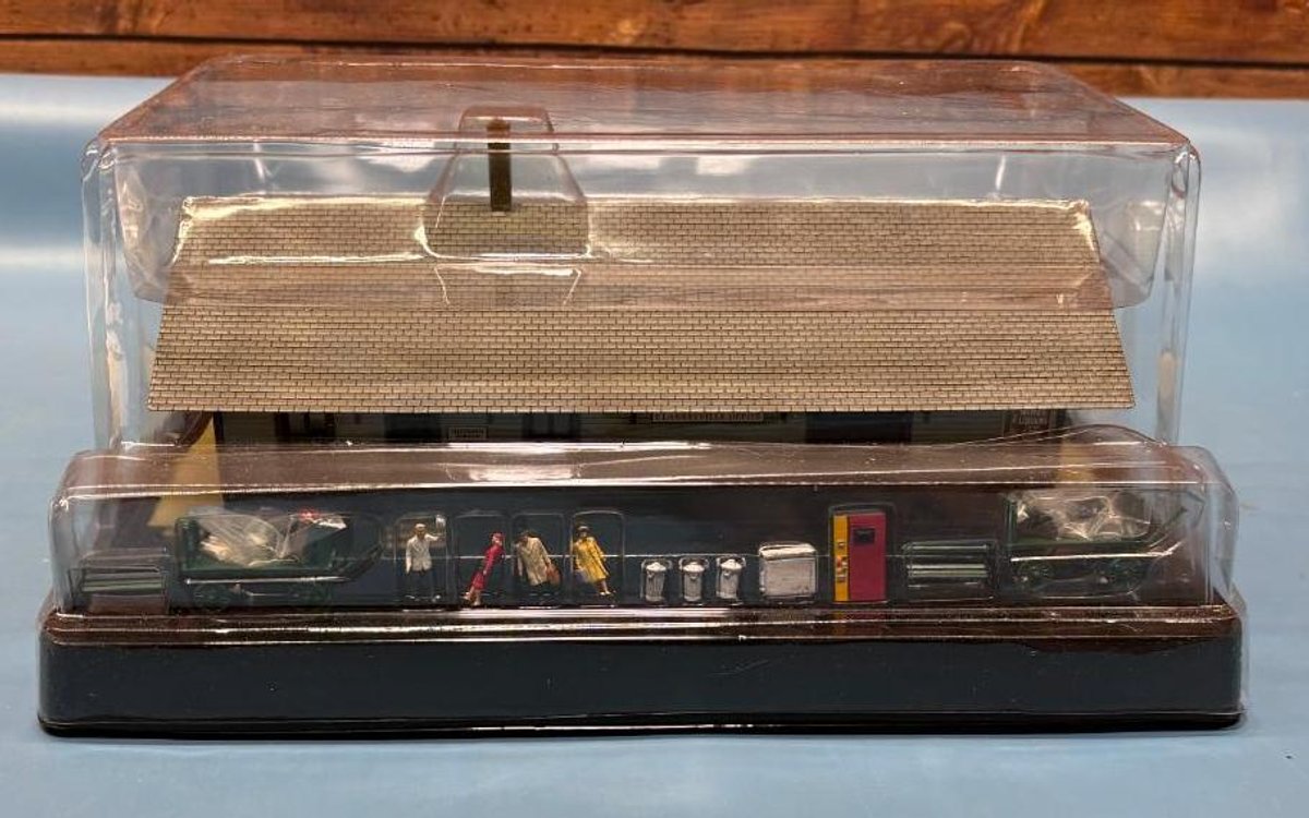Walthers Clarksville Depot 933-2843 HO Scale in Case 