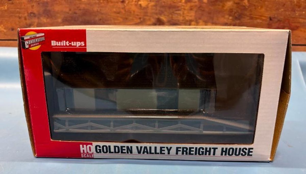 Walthers Cornerstone Built-ups HO Scale Golden Valley Freight House in Box
