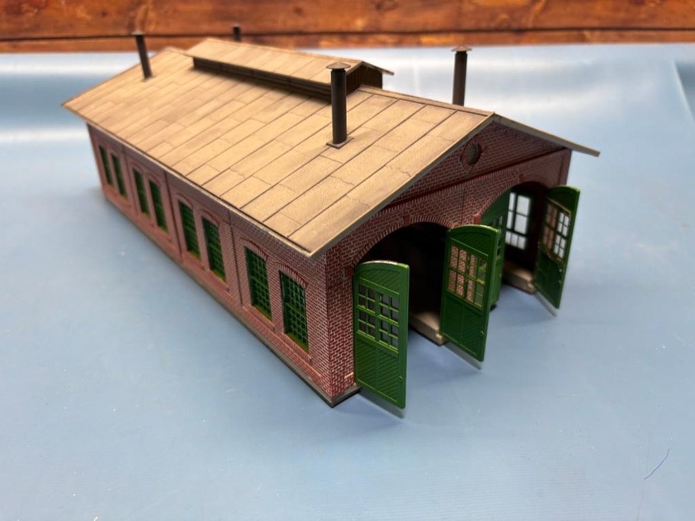 Walthers Cornerstone 2-Stall Enginehouse HO Scale