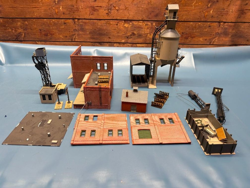 HO Scale Railroad Buildings - Concrete Coaling Tower, etc