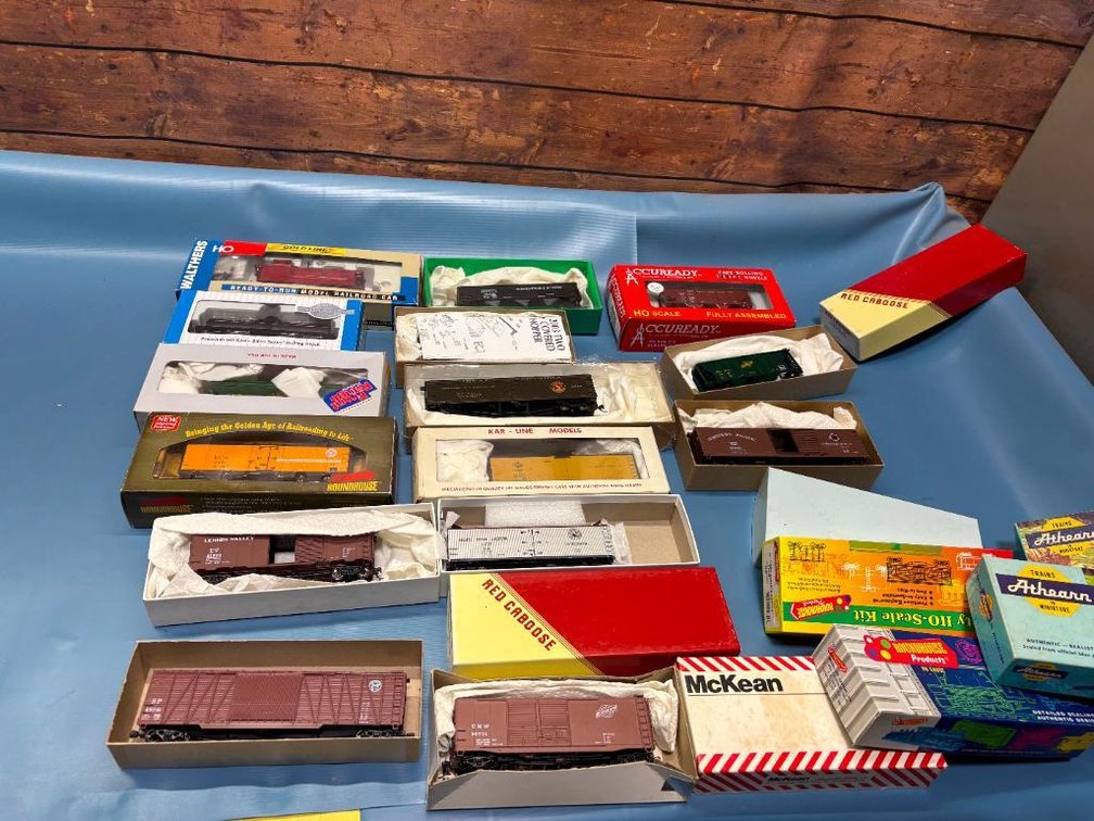 Large Group of HO Scale Model Trains in Box - See Images for Details