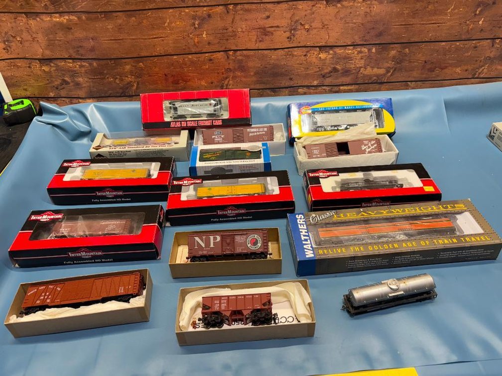 Large Group of HO Scale Model Trains in Box - See Images for Details