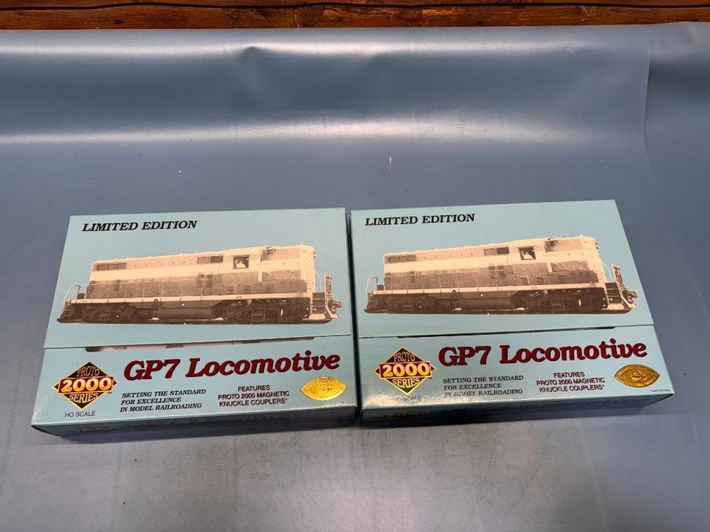 Lot of 2 Proto 2000 Series HO Scale GP7 Locomotives 