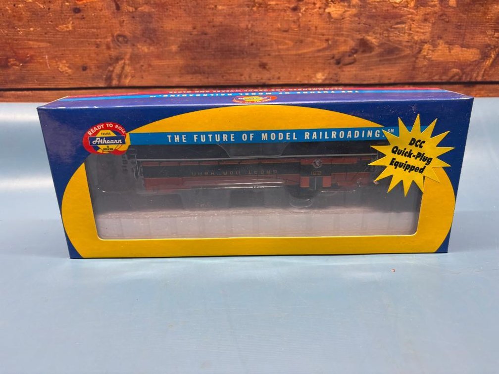 Athearn HO Scale Great Northern ALCO RS-3 Diesel Locomotive