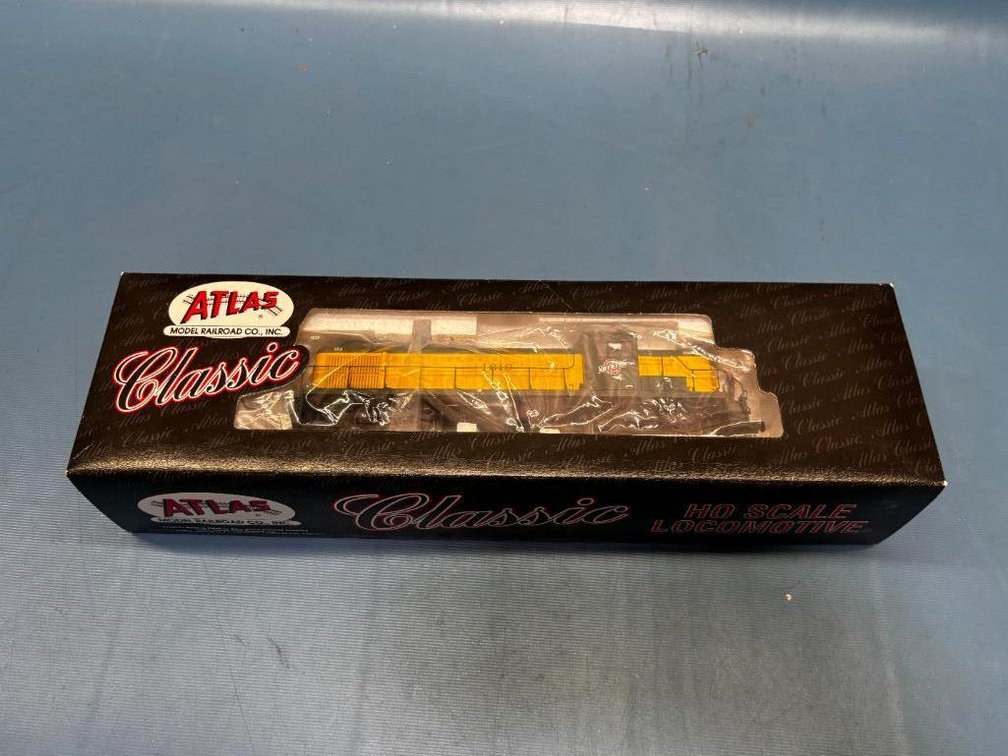 Atlas Classic HO Scale Locomotive RS-3 Chicago & North Western