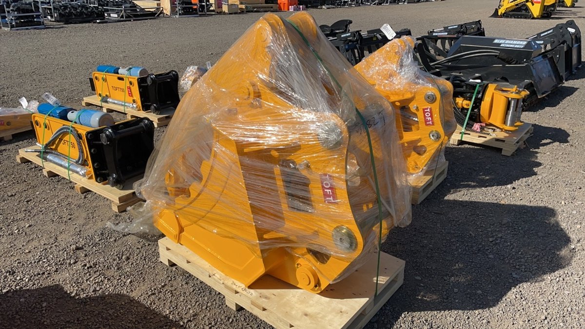 UNUSED TOFT24" EXCAVATOR BUCKET W/ GRAPPLE