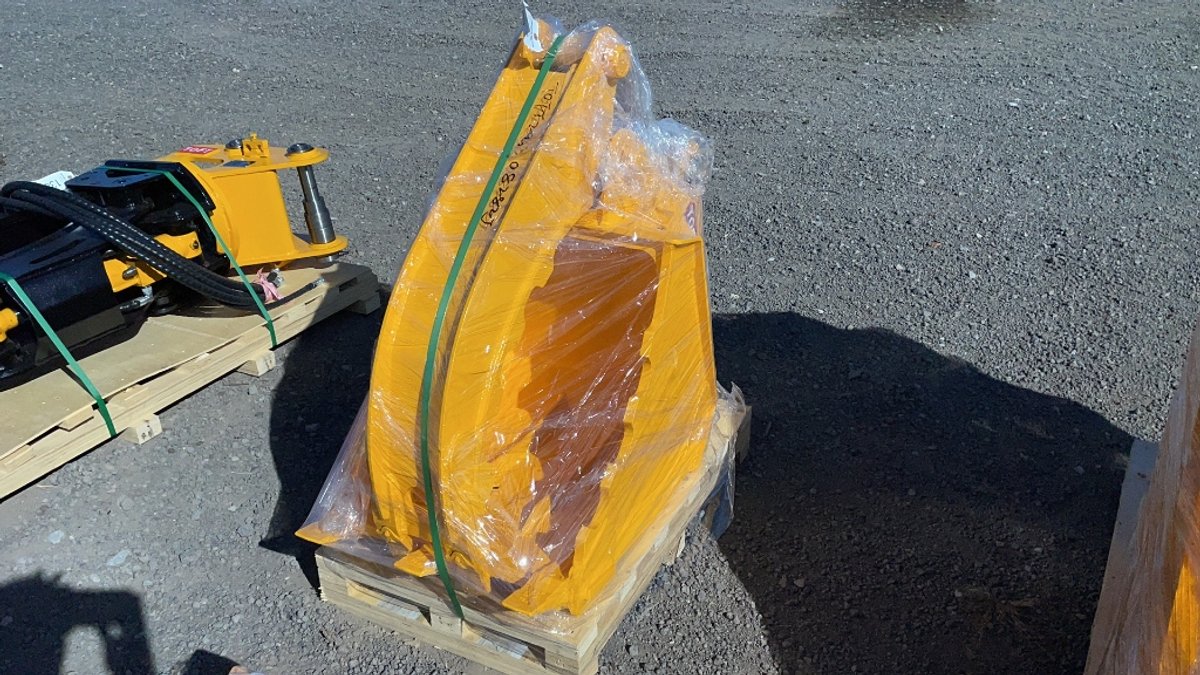 UNUSED TOFT 20" EXCAVATOR BUCKETW/ GRAPPLE