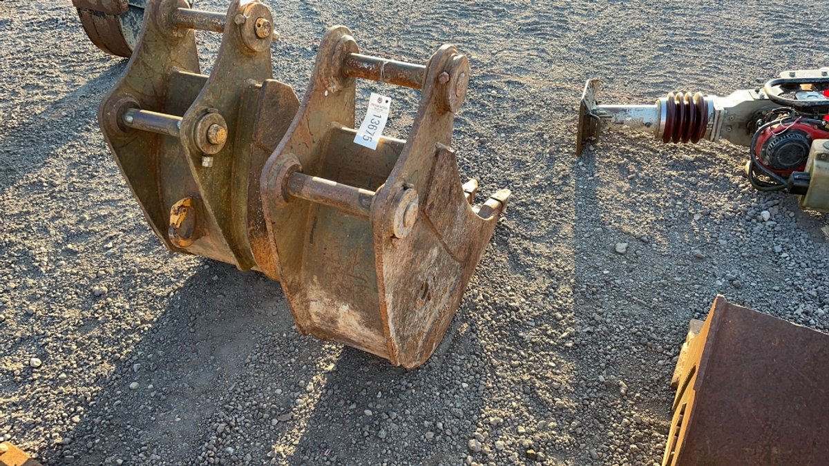 12" EXCAVATOR BUCKET