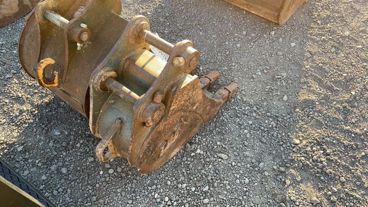 12" EXCAVATOR BUCKET