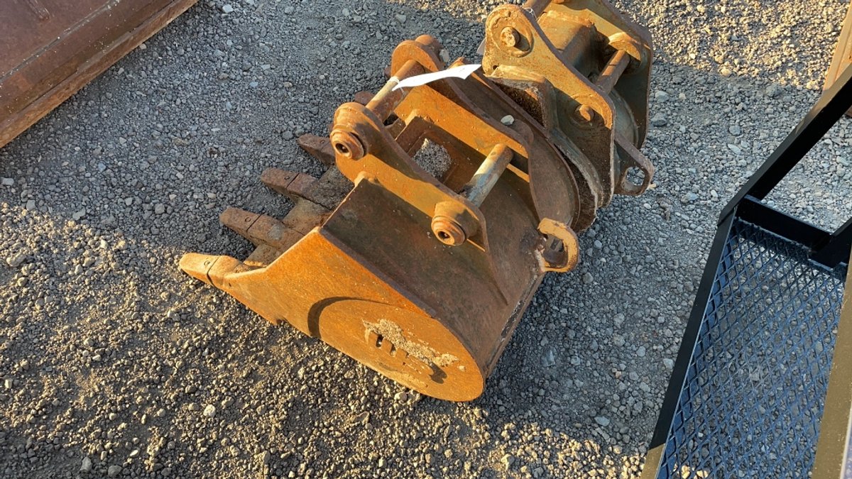 16" EXCAVATOR BUCKET