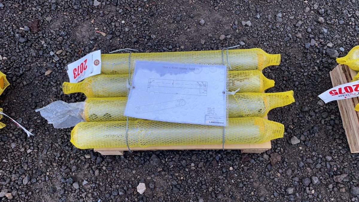 QTY 4) 55 MM X 400 MM EXCAVATOR BUCKET PINS
