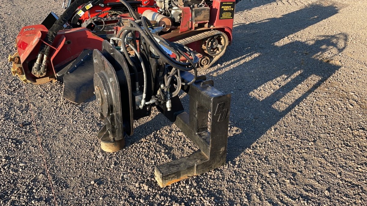 BLUE DIAMOND SKID STEER HYD. POST DRIVER