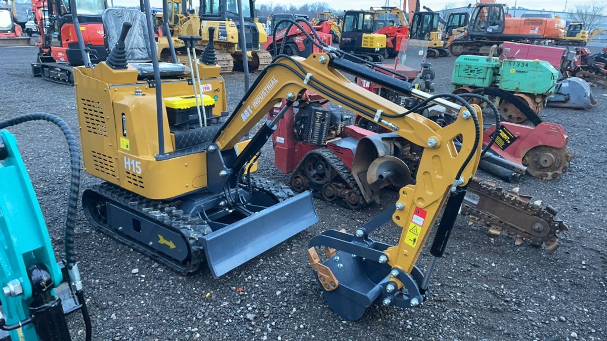 2023 AGT H15 MINI EXCAVATOR