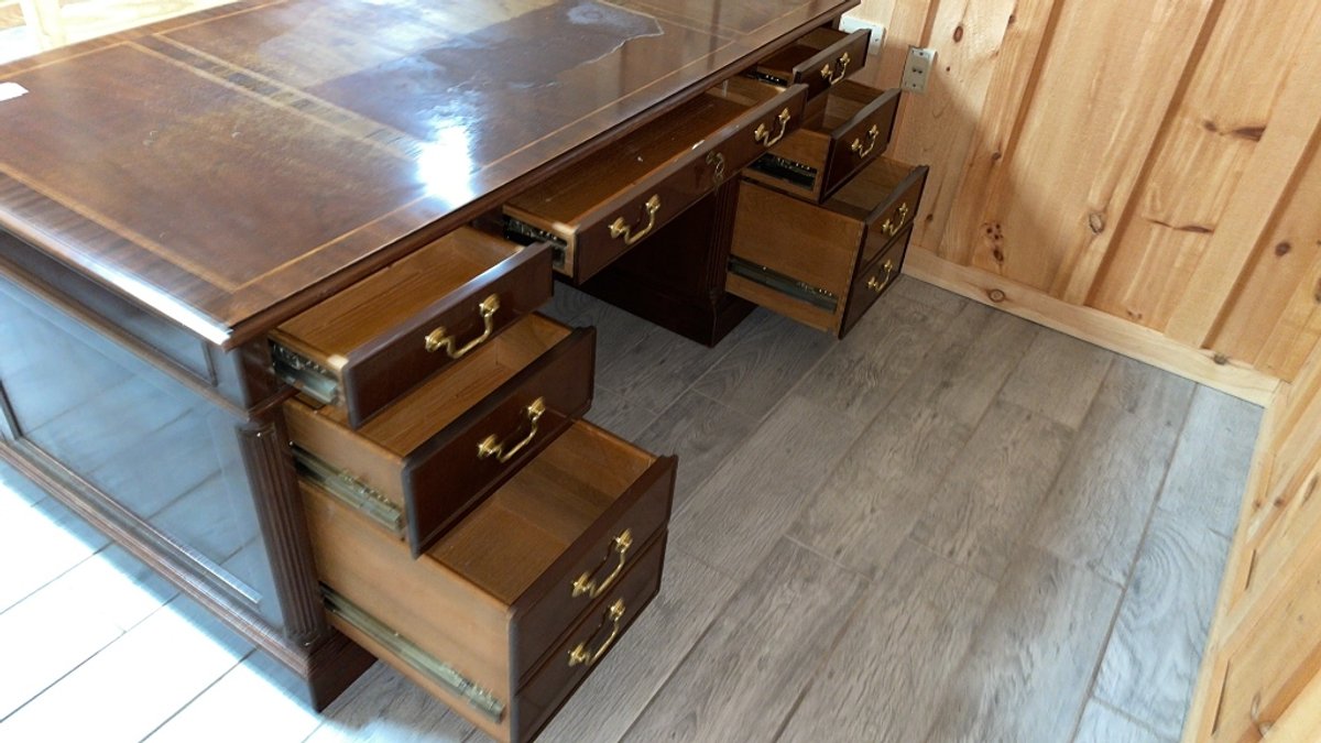 WOODEN OFFICE DESK