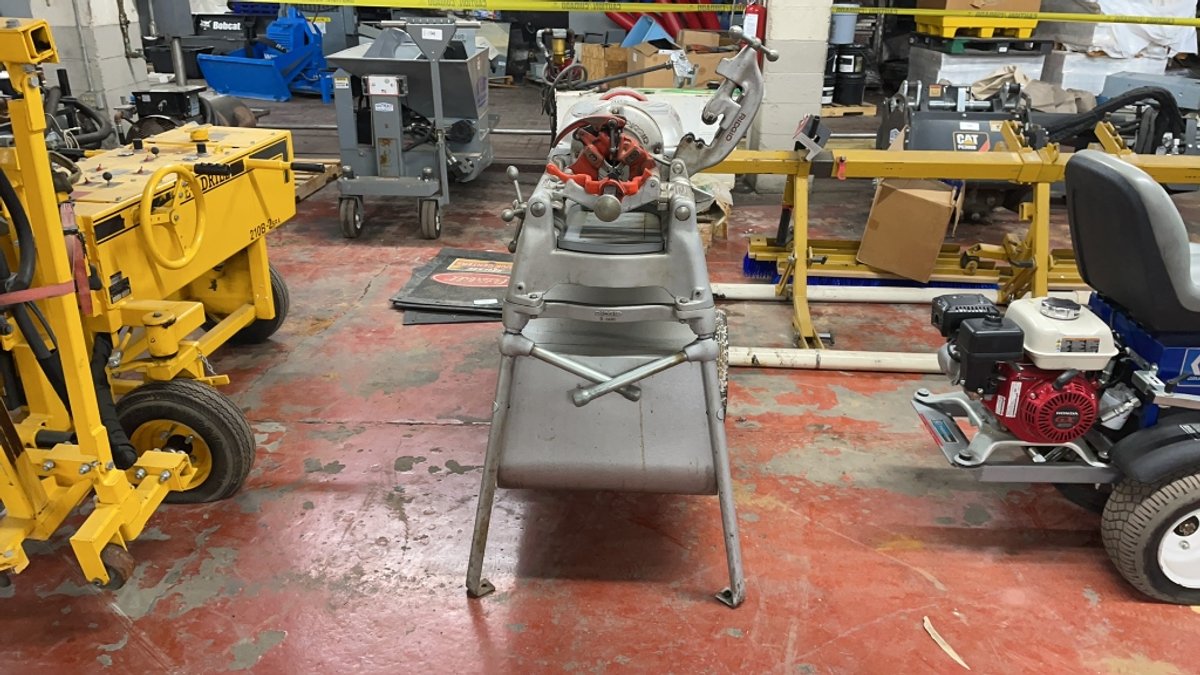 RIGID 802 PIPE THREADER W/ STORAGE CADDY