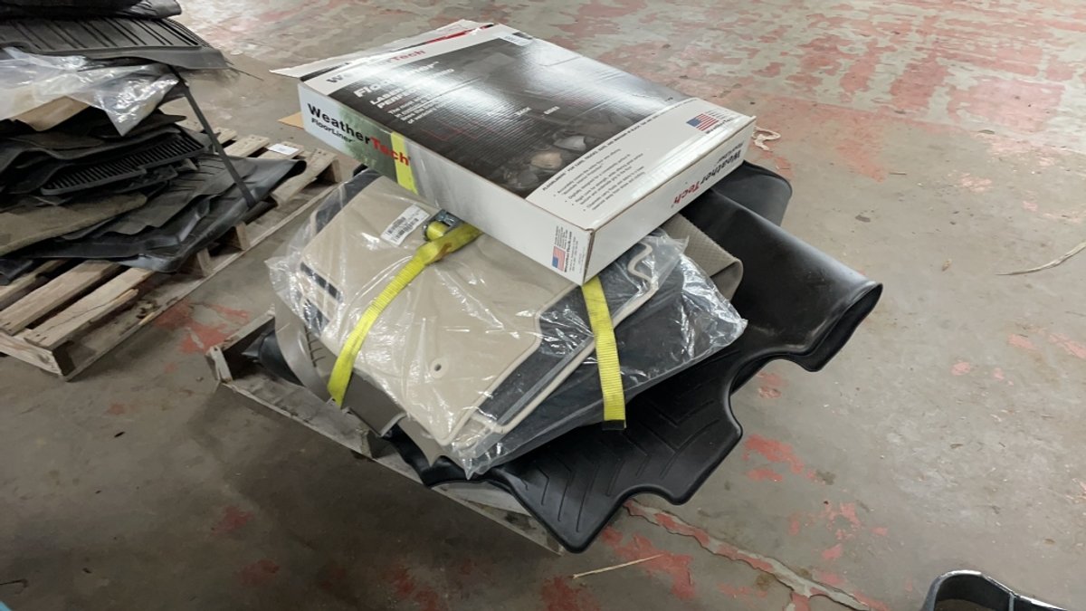 PALLET OF VEHICLE FLOOR MATS GM