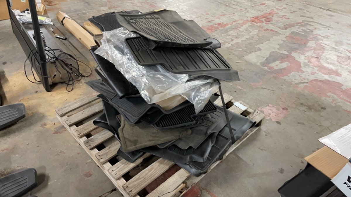 PALLET OF VEHICLE FLOOR MATS FORD